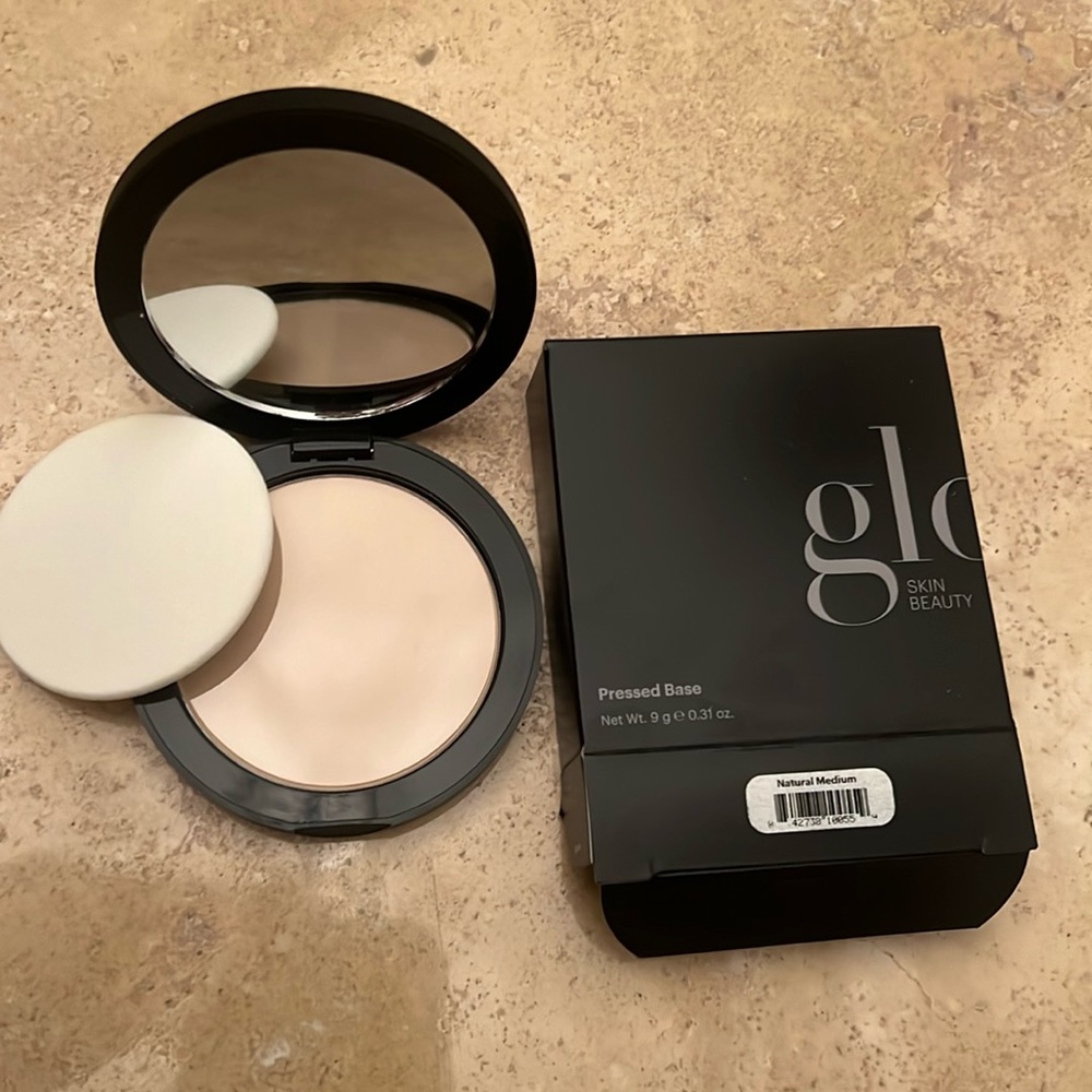 New In Box Glo Skin Beauty Pressed Base Powder Foundation Natural Medium Color